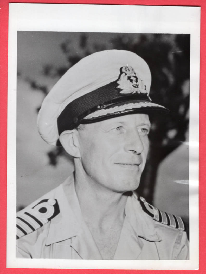 1945 RN Captain Harry Hopkins Liaison Officer Admiral Nimitz Original News Photo