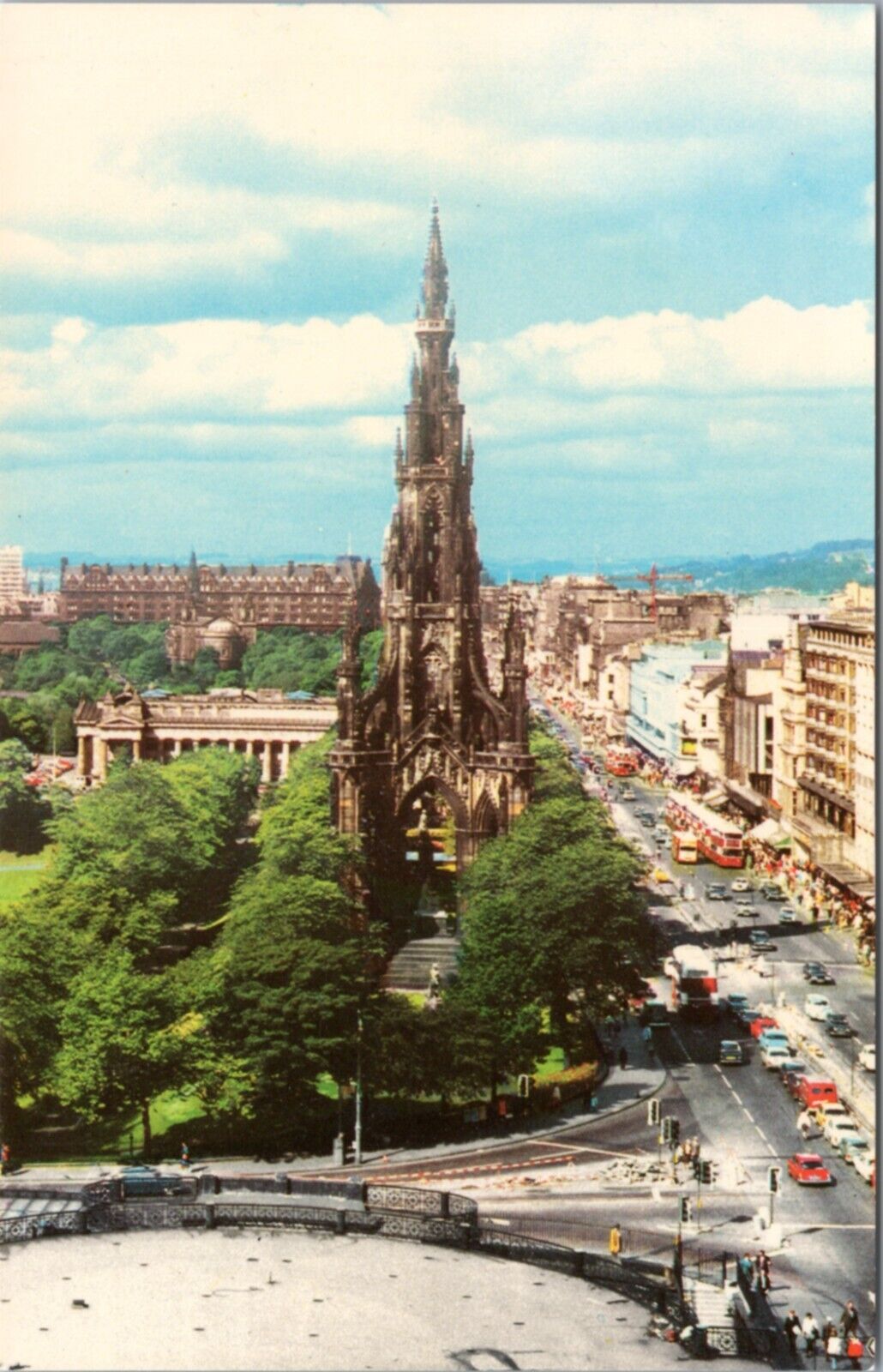 Postcard UK Scotland Edinburgh - The Scott Monument - Princes Street