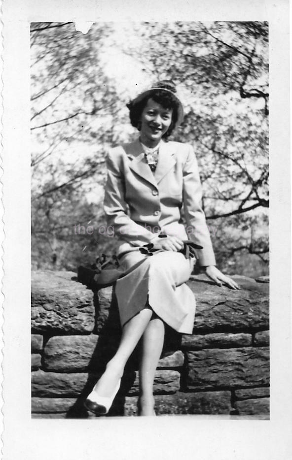 1950\'s WOMAN Found Photograph bw  Original Portrait VINTAGE 08 5 Z