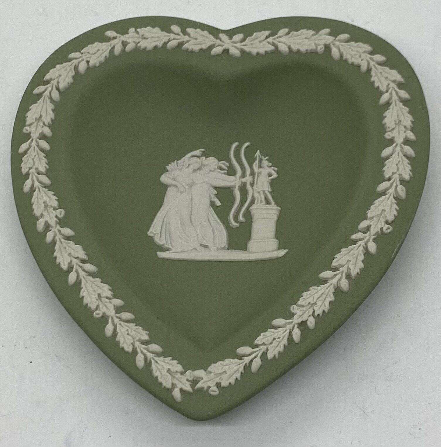 Vintage Wedgwood Green Jasperware Heart Shaped Bows & Arrows Pin Dish