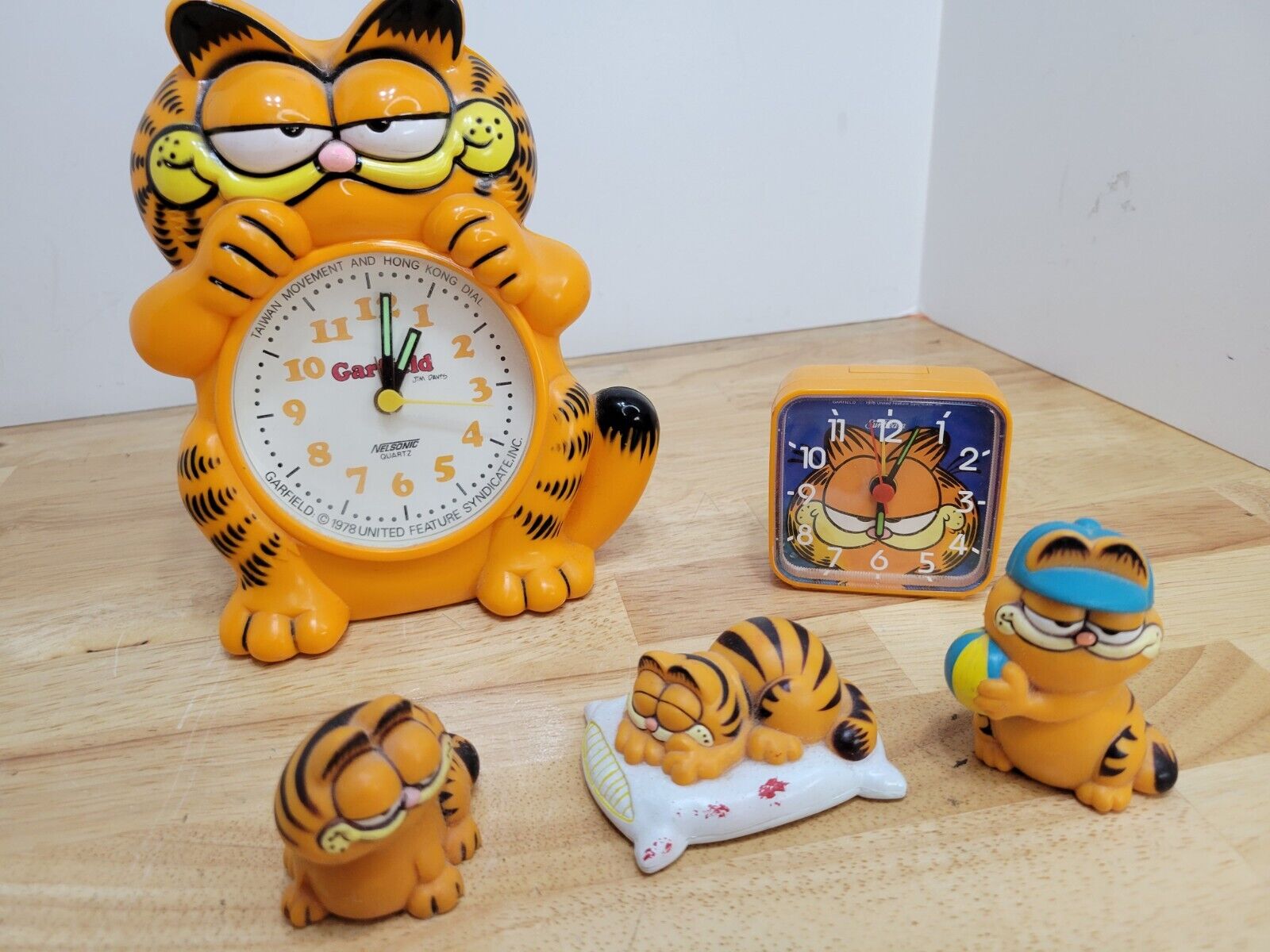 Vintage garfield figure/clock lot 5 pieces total (one clock doesn't work)