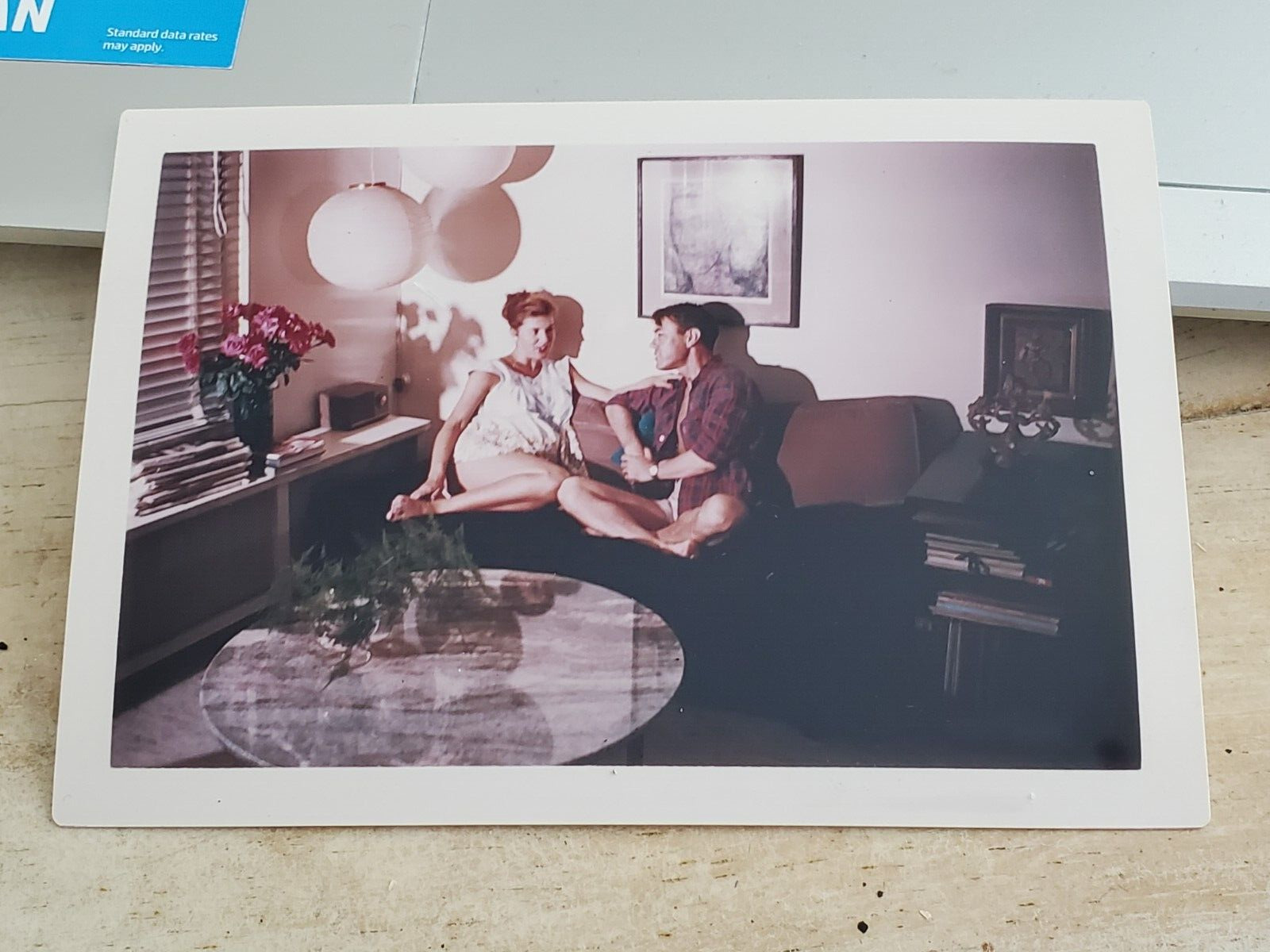 1957 CANDID PHOTO OF YOUNG COUPLE IN MCM HOME WOMAN IN BABYDOLL LINGERIE LEGS