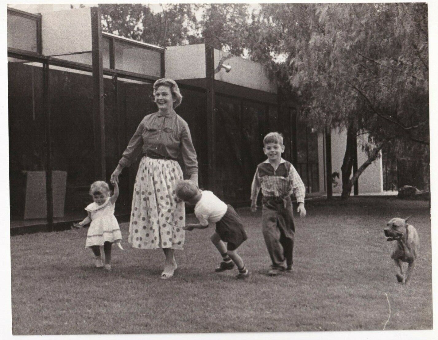 ACTRESS PITUKA DE FORONDA & CHILDREN OSVALDO SALAS NEW YORK 1950s Photo Y 259