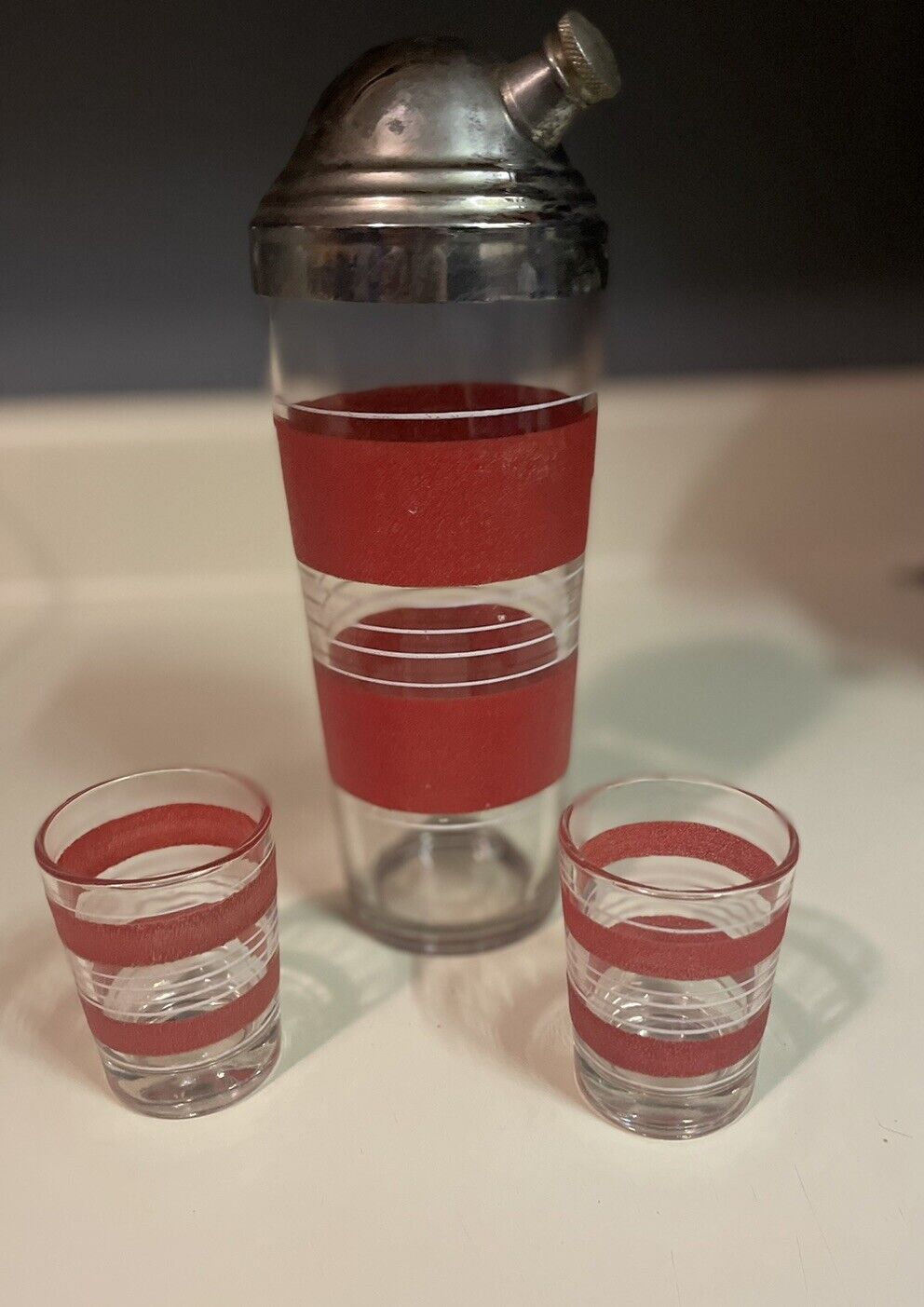 Vtg Glass Cocktail Shaker Red Strips With Lid, With 2 Lg Shot Glasses