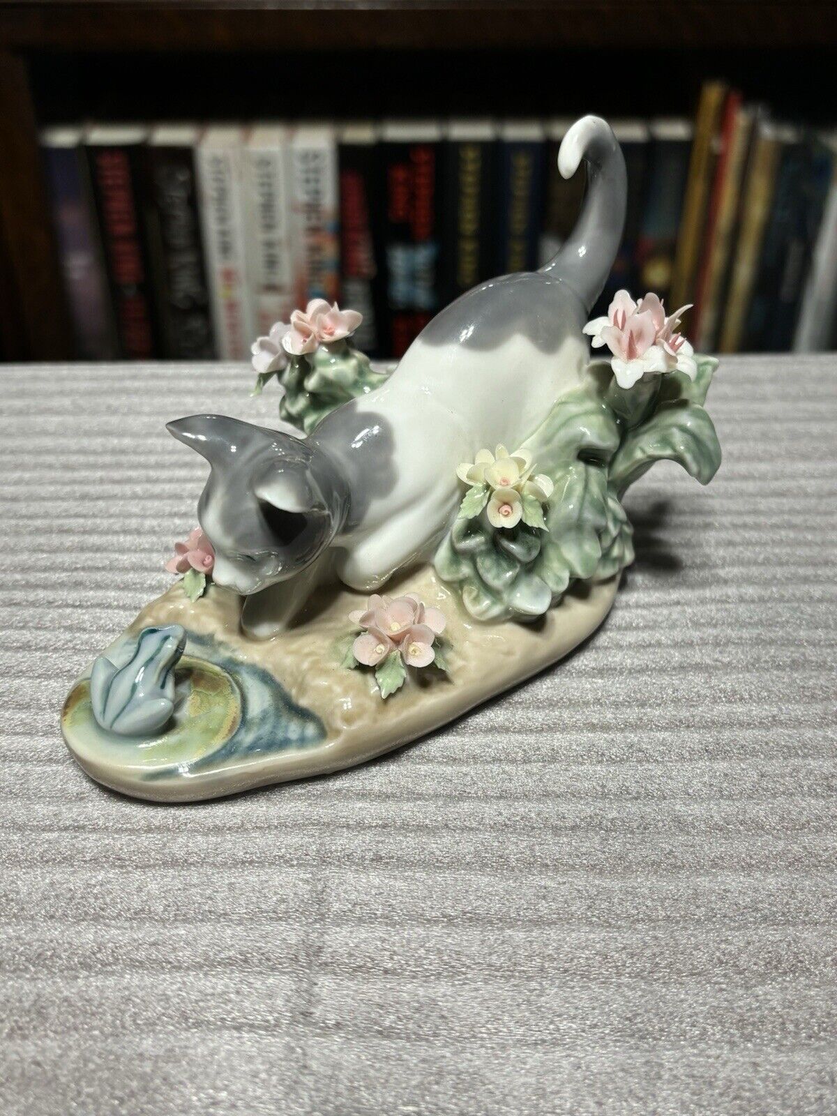 Lladro 1442 “Kitty Confrontation”  Cat with Frog & Flowers Porcelain Figurine