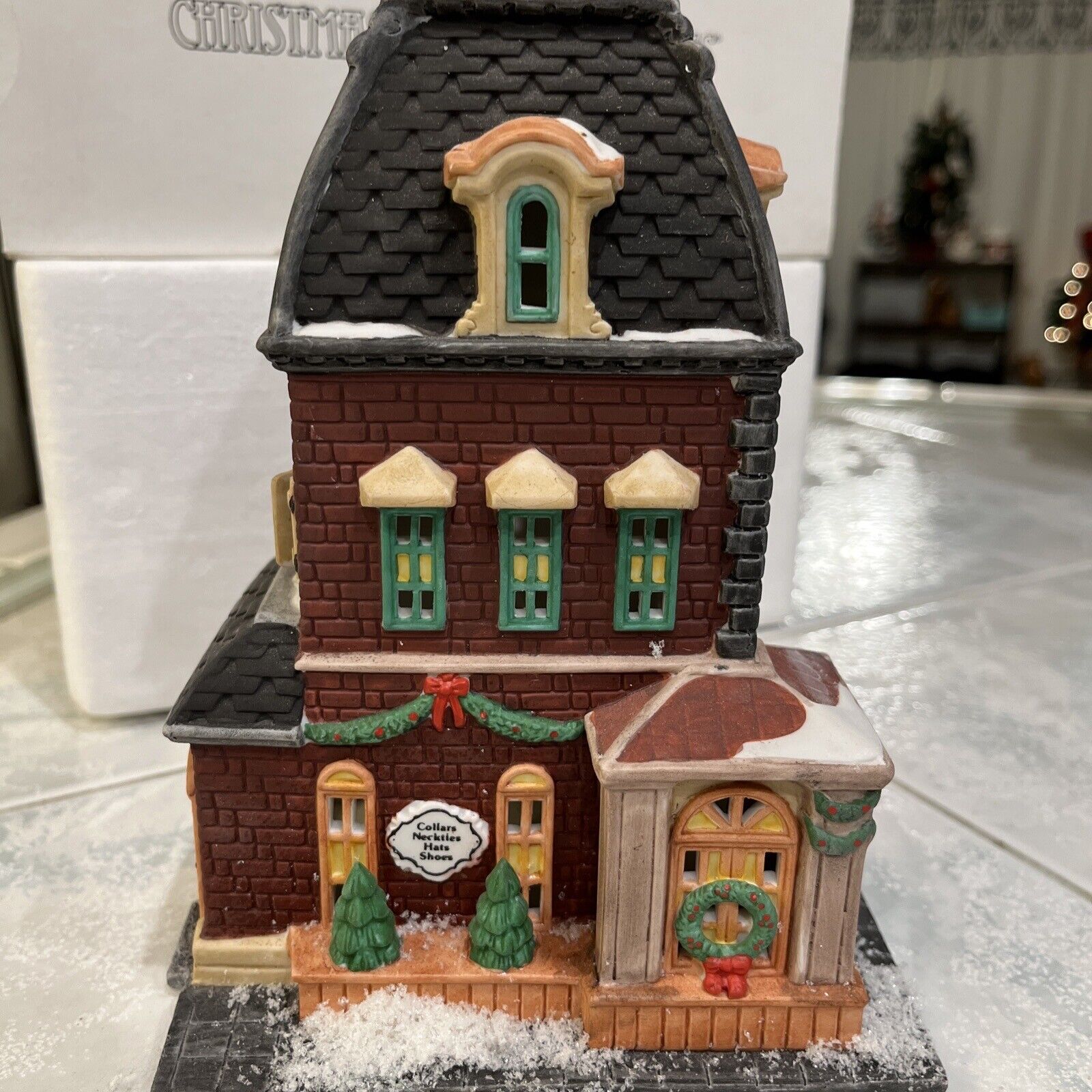 Dept 56 Heritage Collection Christmas in The City Haberdashery 55310 No Light