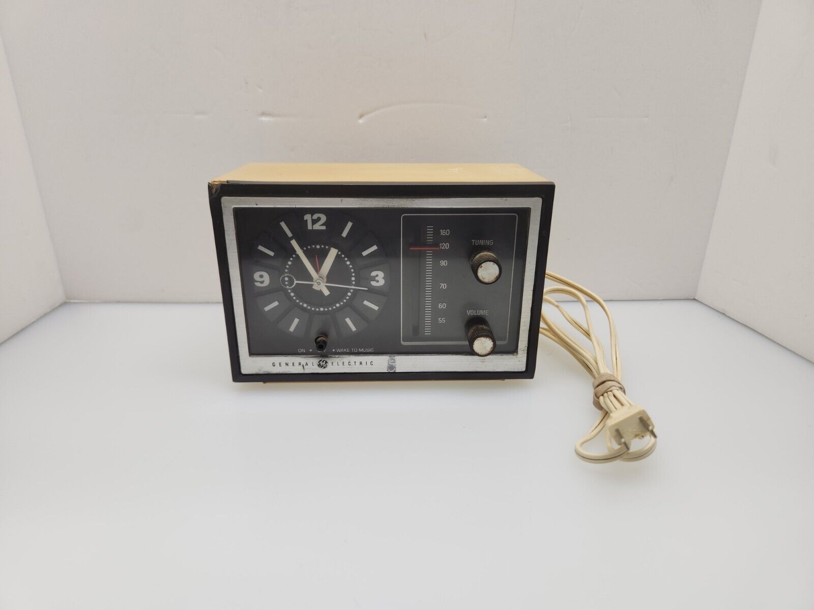 Vintage 1976 GE Clock Radio Alarm Model 7-4725 Beige AM Only Tested 