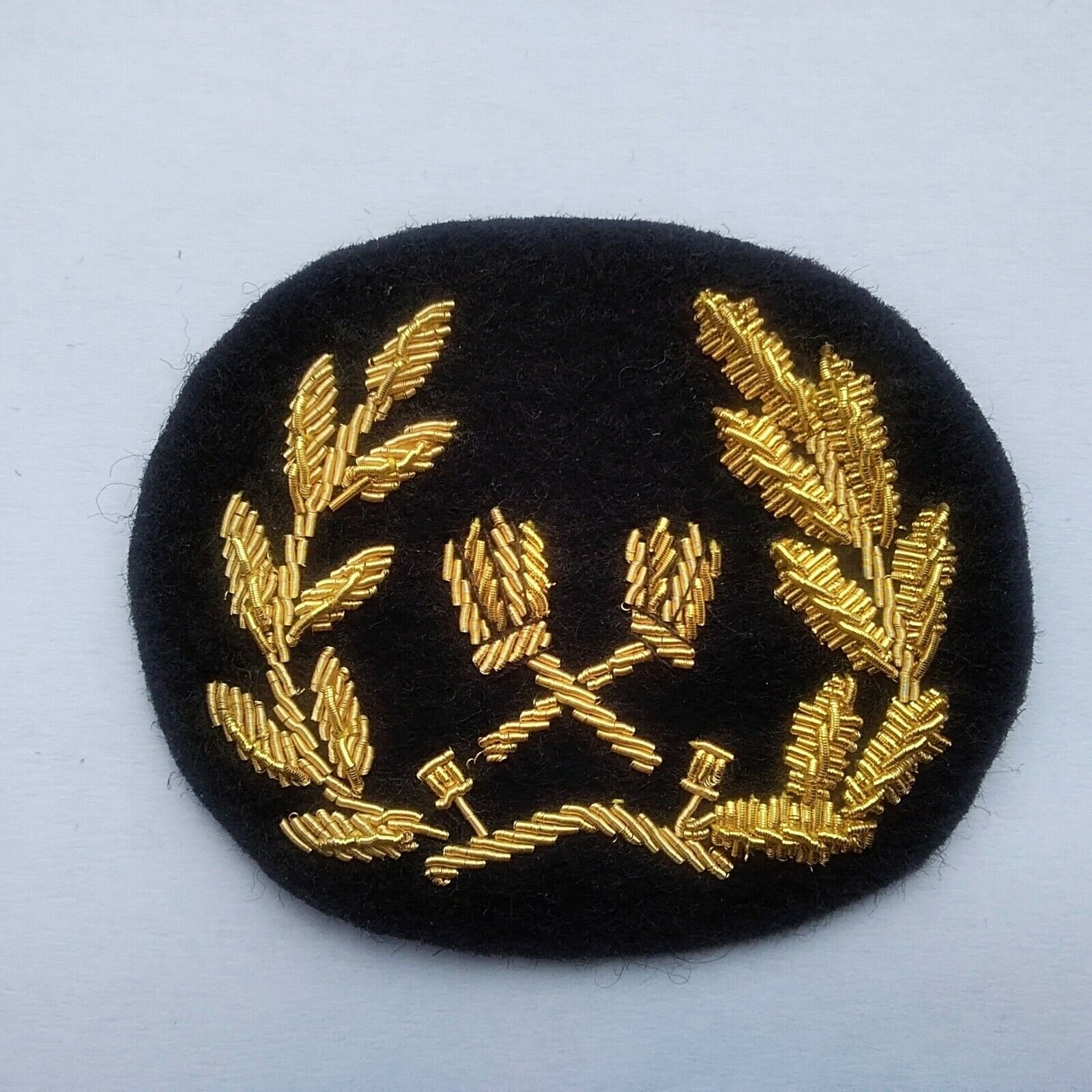 FRENCH NAVY ESSENCES - FUEL - TANKERS  OFFICERS CAP BADGE. 