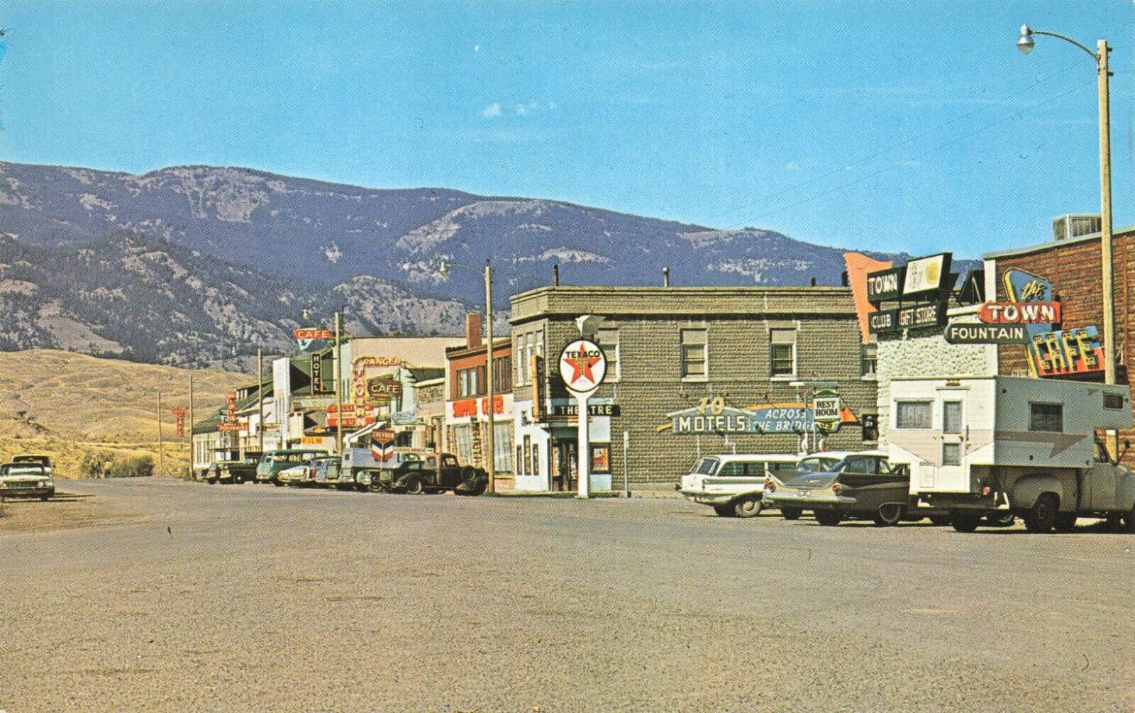 Postcard MT Gardiner Yellowstone Park Texaco Gas Station Automobiles Cafes