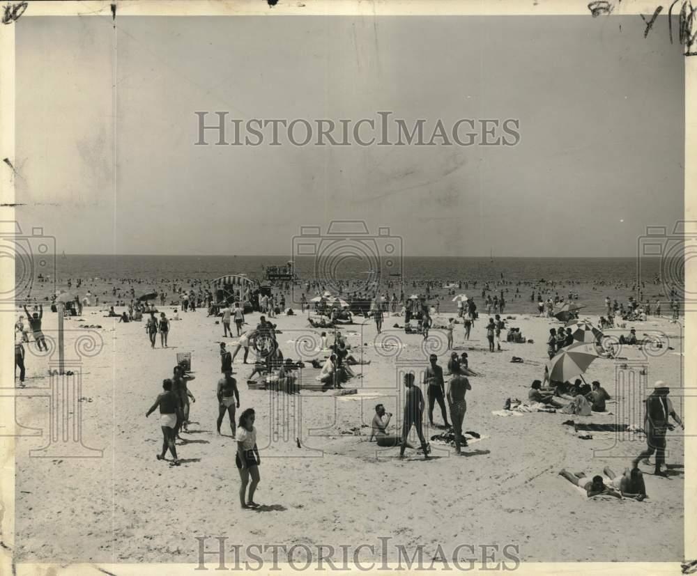 1951 Press Photo Crowds at Pontchartrain Beach - nod05603