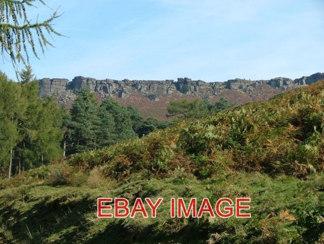 PHOTO  HATHERSAGE STANAGE EDGE VIEWED FROM THE ROAD LEADING TO NORTH LEES HALL.