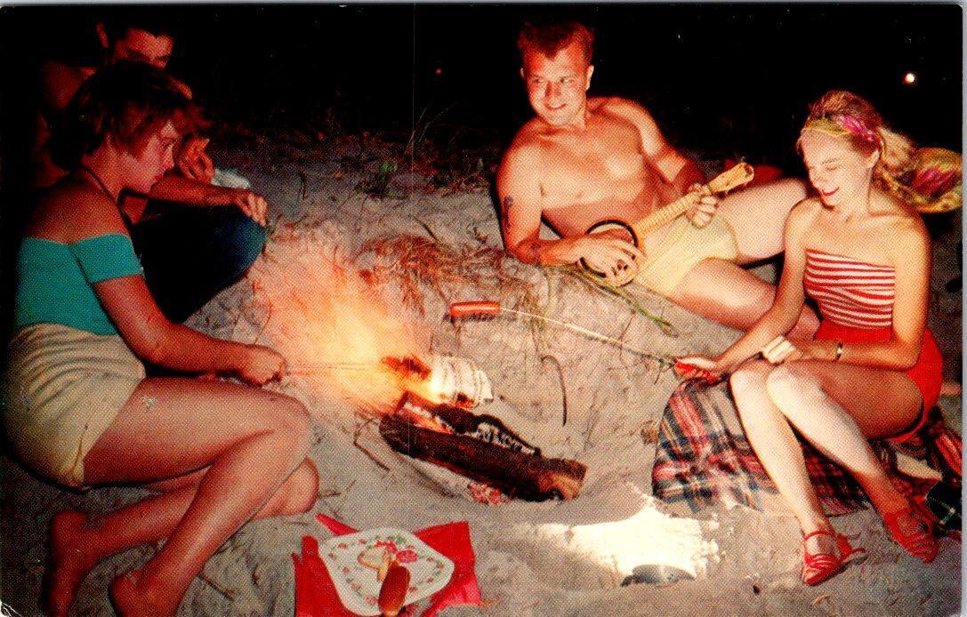FL, Florida COUPLES~WEENIE ROAST~UKULELE Yum Yum On The Beach c1950's Postcard