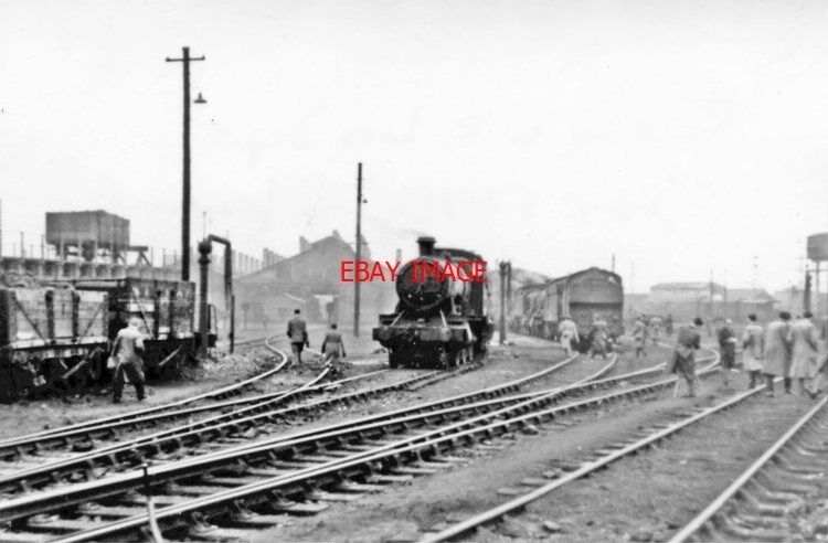 PHOTO  READING (GWR) LOCOMOTIVE DEPOT 1953 VIEW OF THE YARD WESTWARDS DURING AN