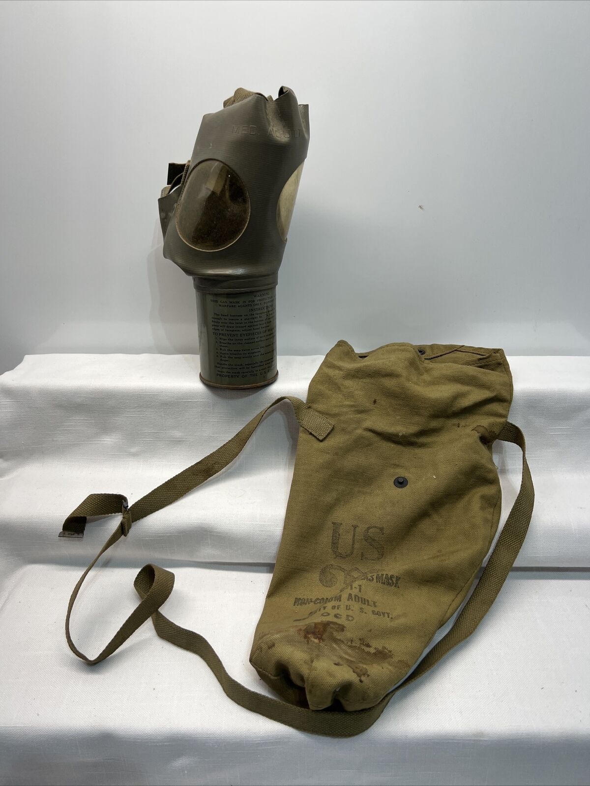 Original WW2 US Military Non-Combatant M1A2-1-1 Med Adult Gas Mask & Bag WWll