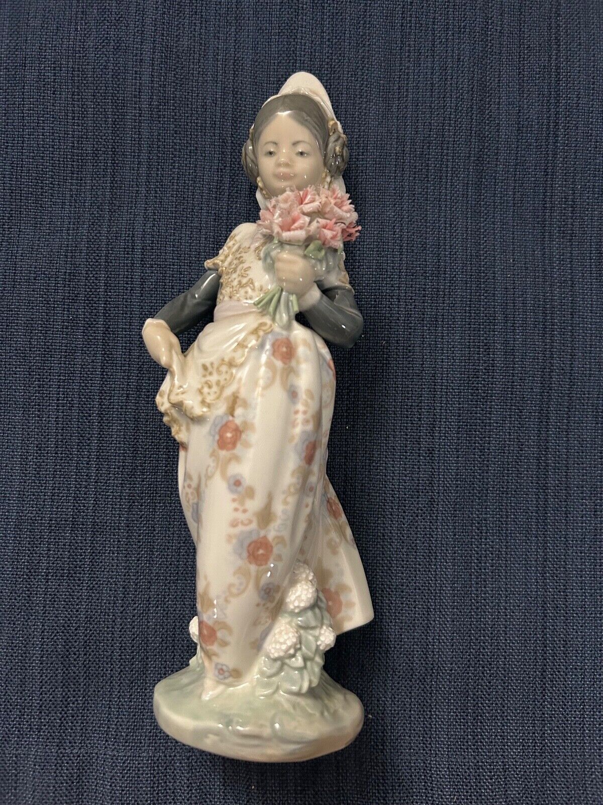 Lladro 1304 Valencian Girl With Flowers Porcelain Figurine with Lladro Box