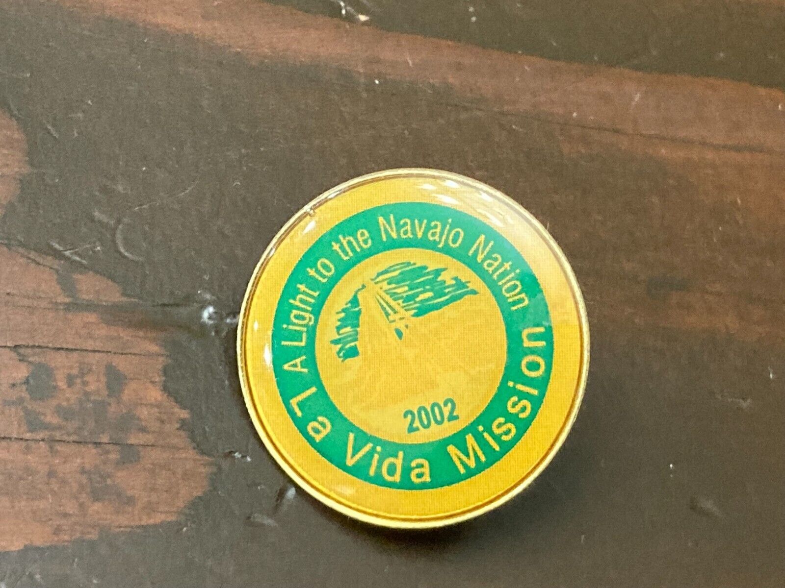 2002 La Vida Mission Light to the Navajo Nation Christian Collector Lapel Pin