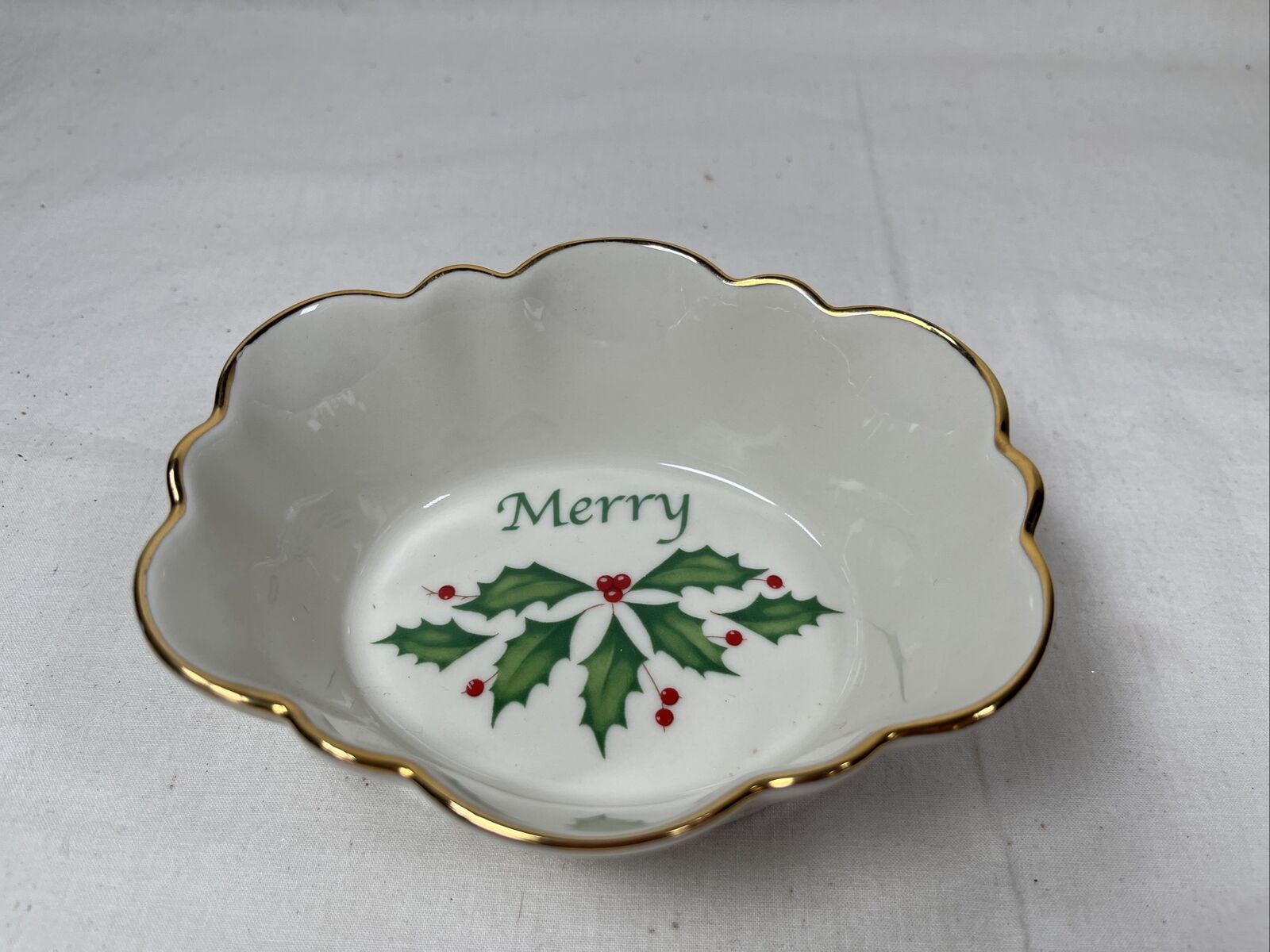 Lenox Holiday Series Oval Fluted Dish “Merry” Holly Cream Gold Trimmed 4.75\