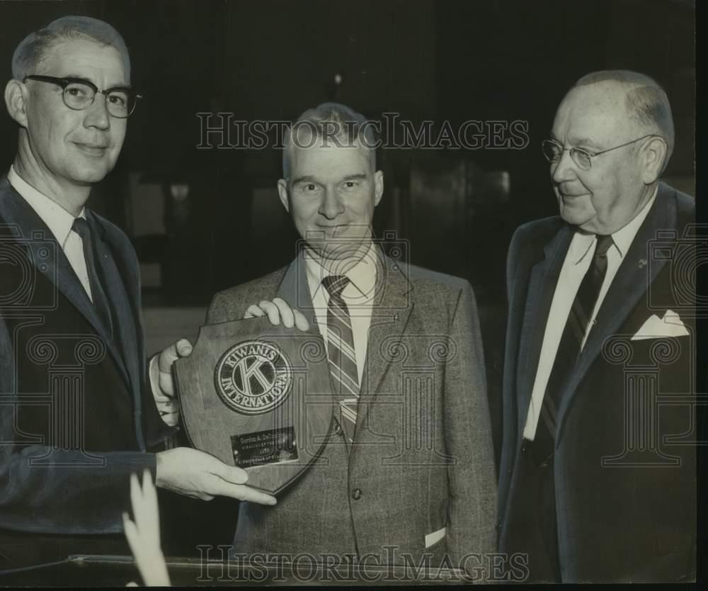 1959 Press Photo Kiwanian of the Year presented to Cecil Rohr, with others in AL