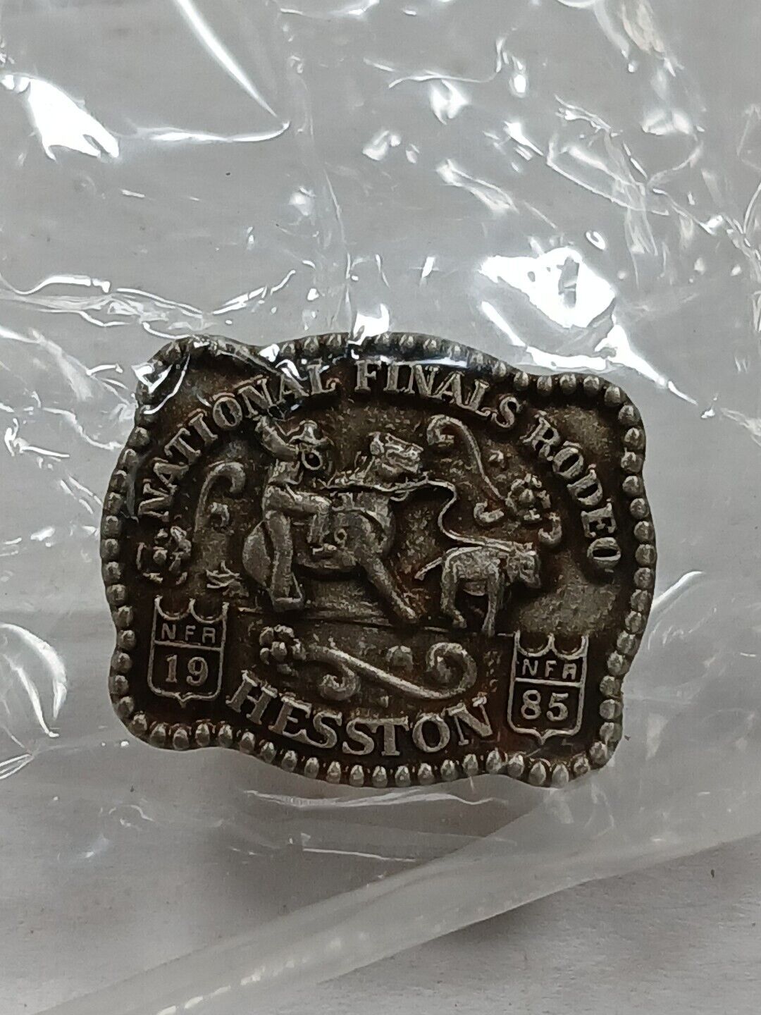 *Hesston 1985 NFR National Finals Rodeo CALF ROPING Collector Hat Lapel Pin Tac