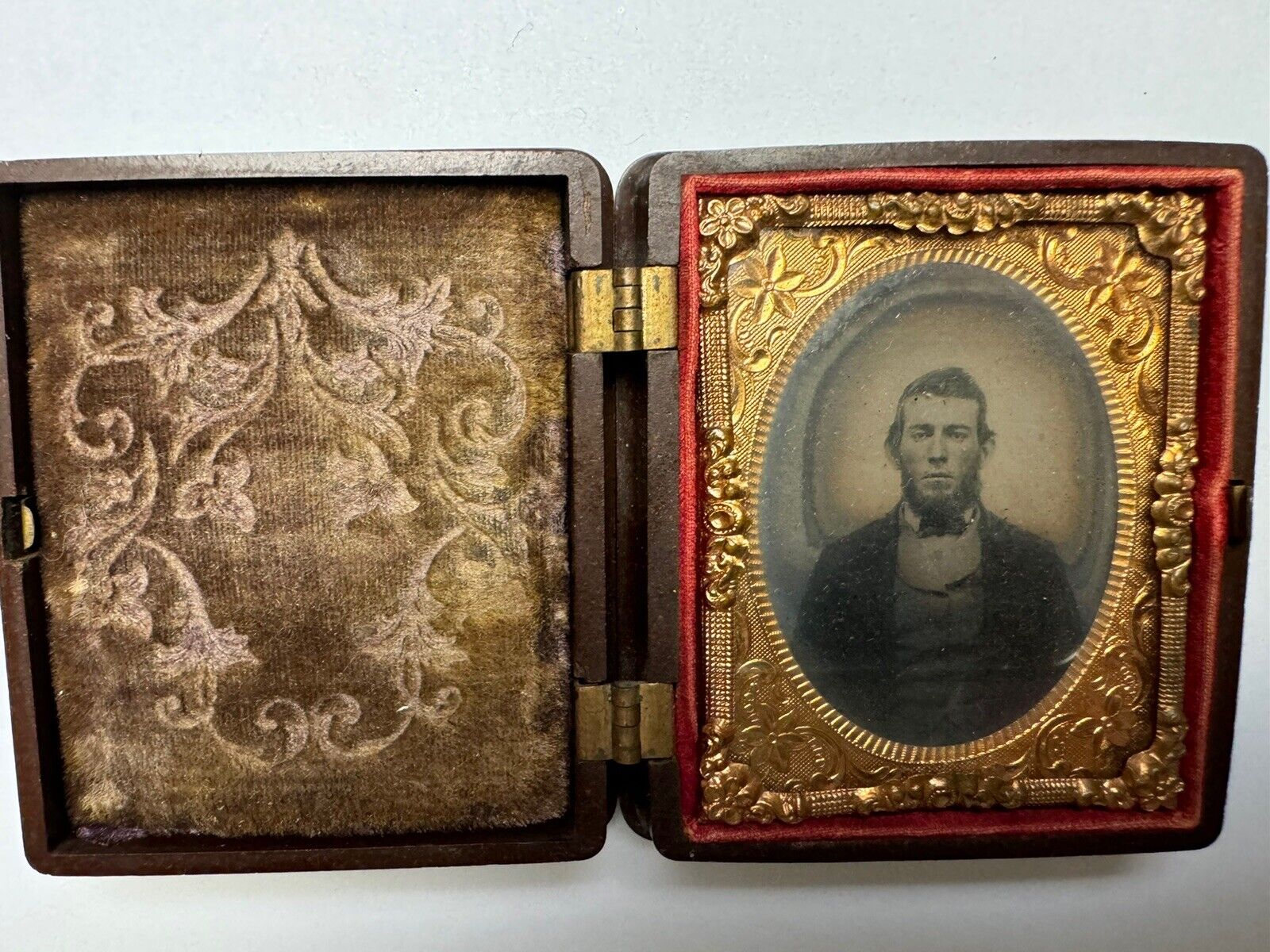 Old Ambrotype Photo of Handsome Man Wearing Suit In Stunning Union Case 1850’s