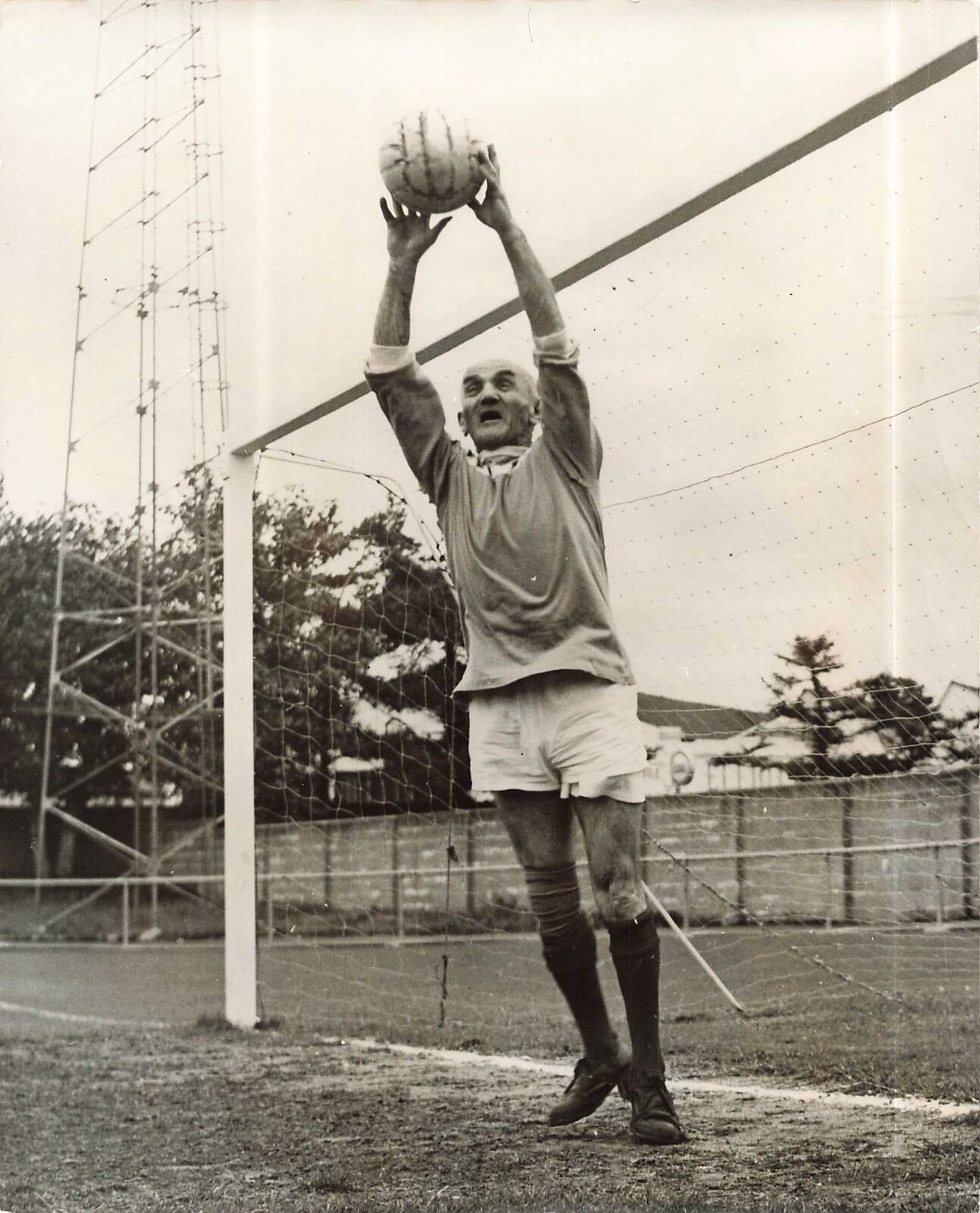1970 Press Photo Britain's Oldest Goalkeeper JACK ENGLAND guards post football