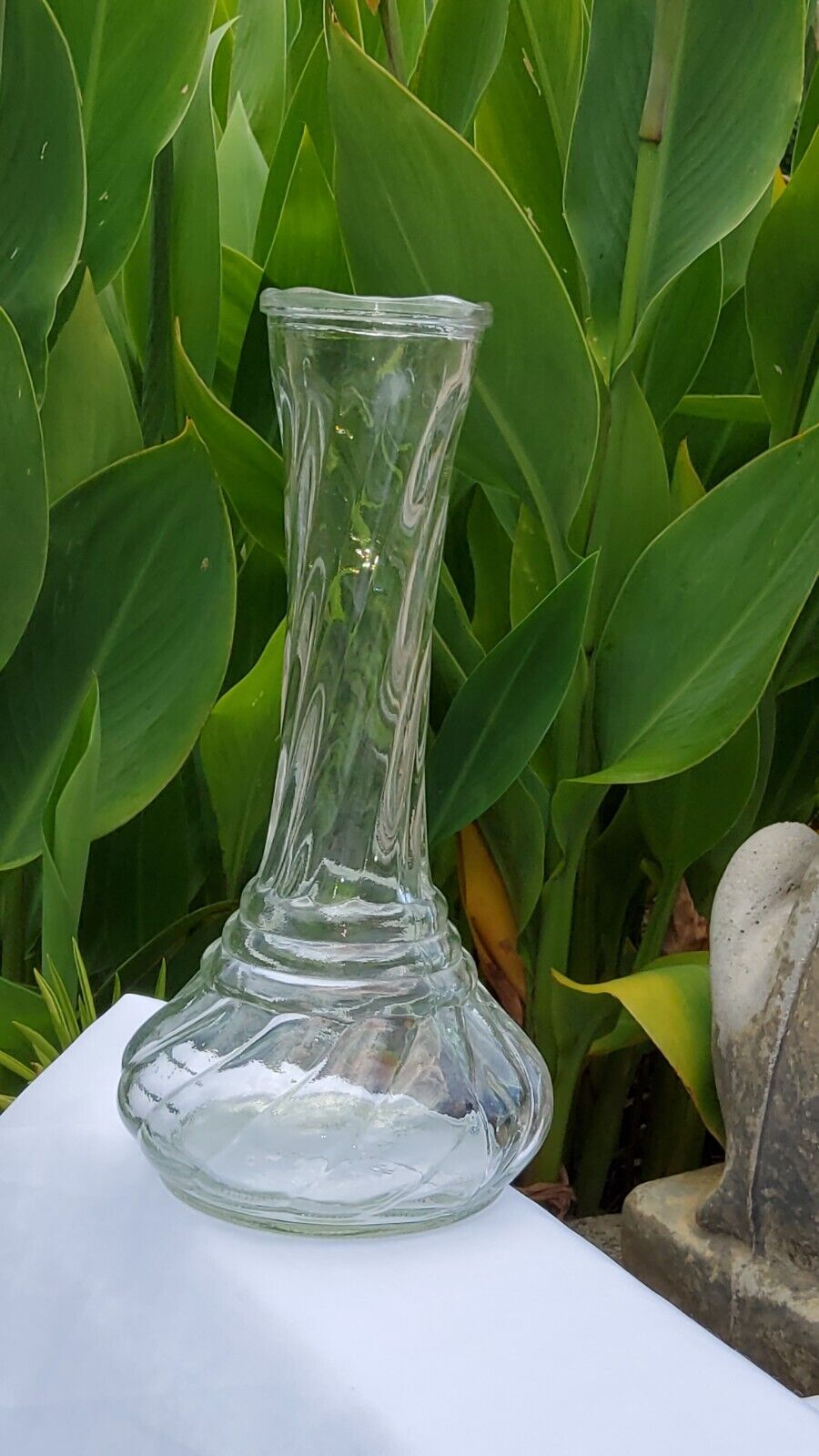 Vintage CFG 9-inch Clear Flower Vase Swirled Pattern Scalloped Top CL-12 42 6A