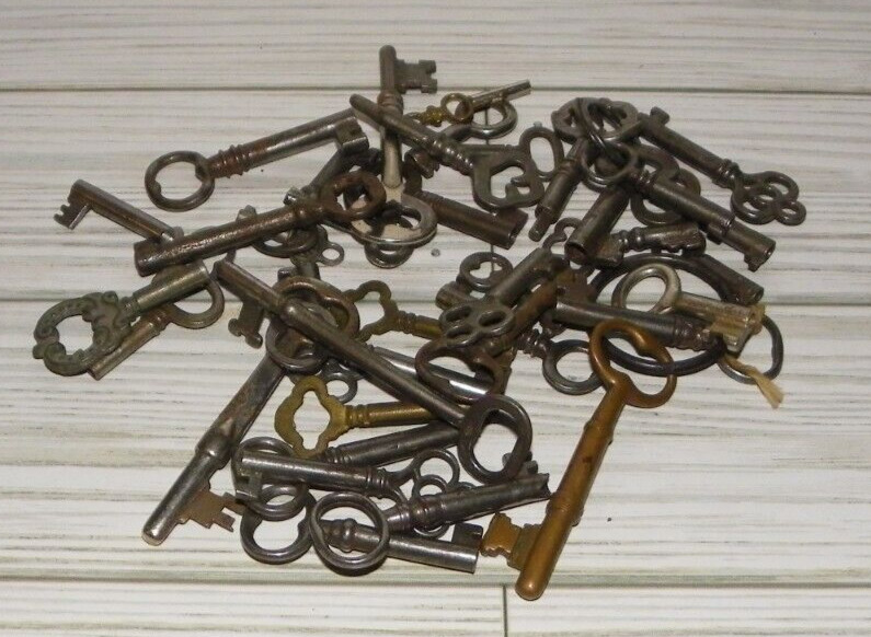 Nice Assortment Of Skeleton Keys & Extra Keys Lot