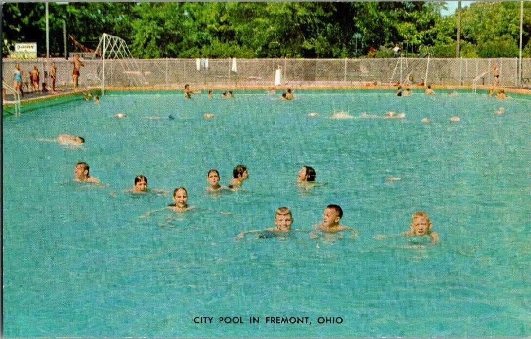 1950\'S. CITY POOL IN FREMONT, OH. POSTCARD FF3