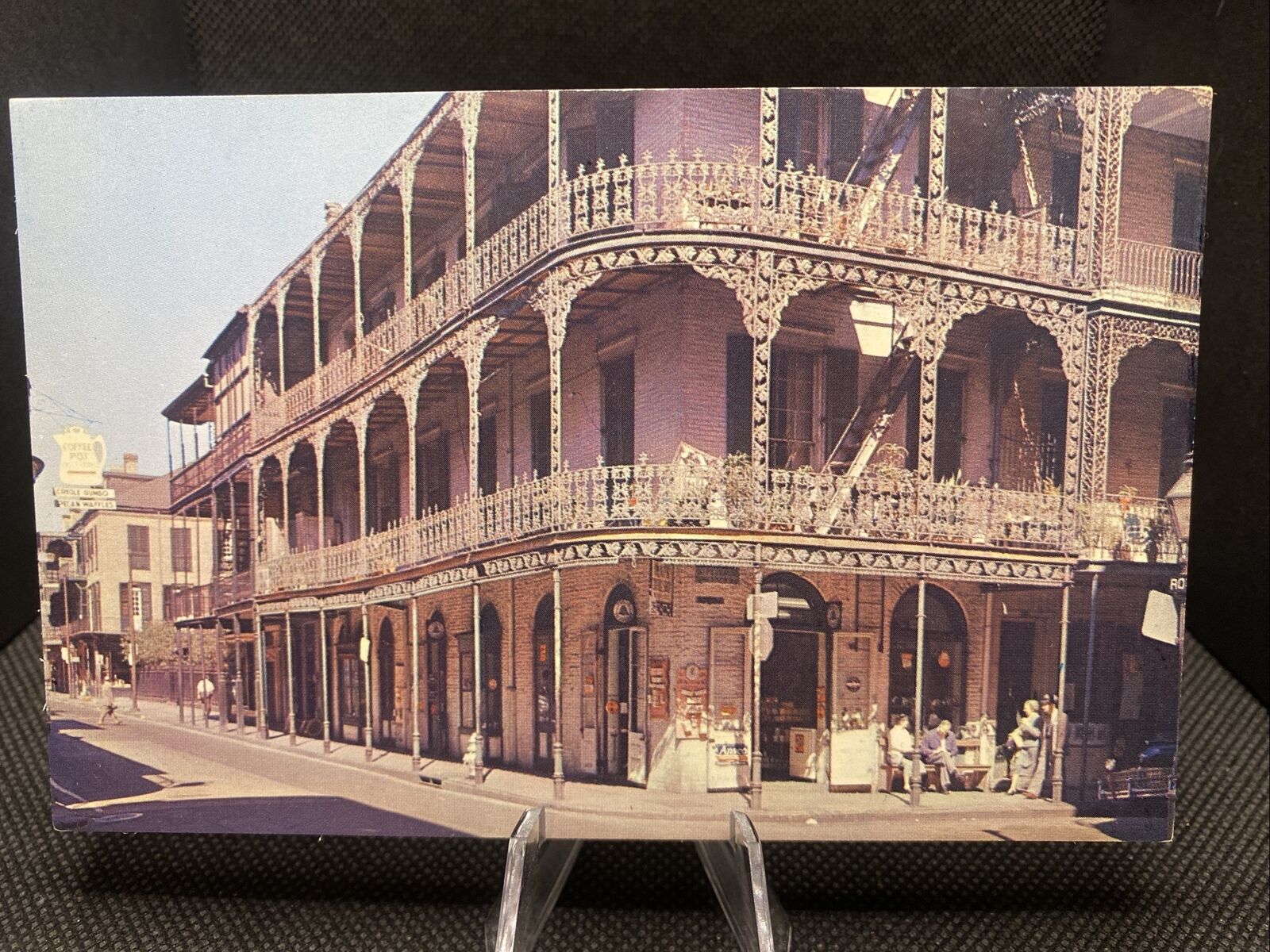 POSTCARD: Picturesque Old Royal St., New Orleans, La L10￼