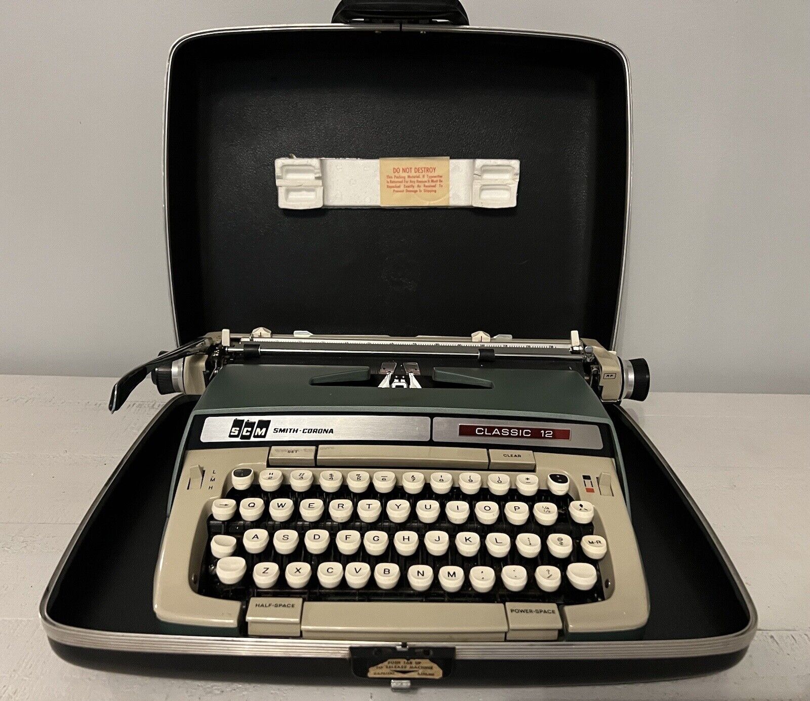 Vintage SCM Smith Corona Manual Portable Typewriter Classic 12 w/ Case 