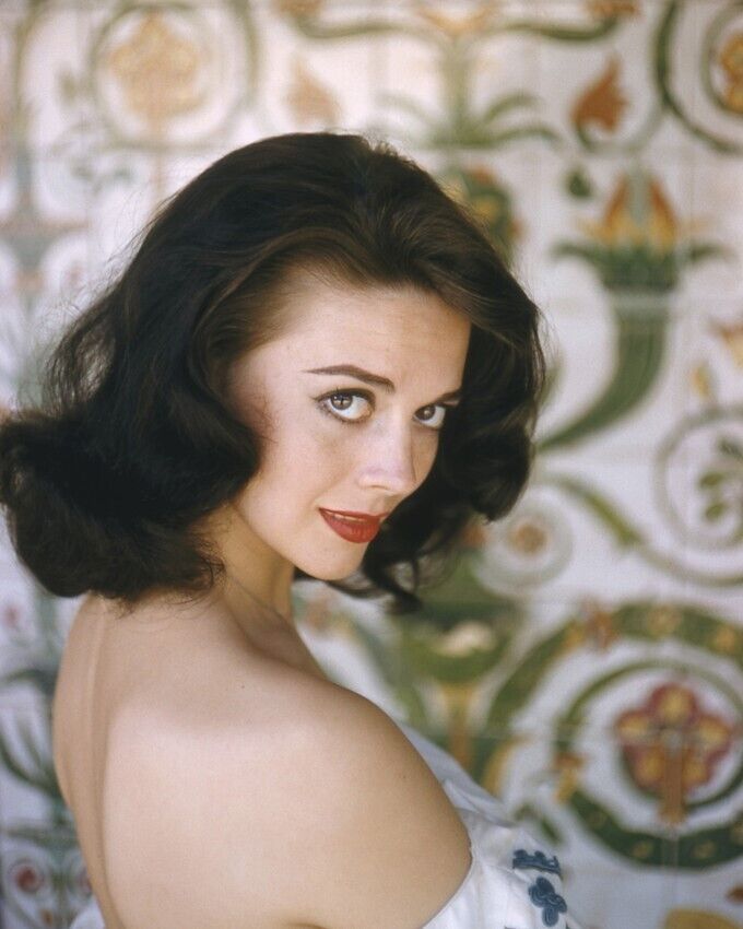 Natalie Wood early 1960\'s glamour pose with bare back and shoulder 8x10  Photo