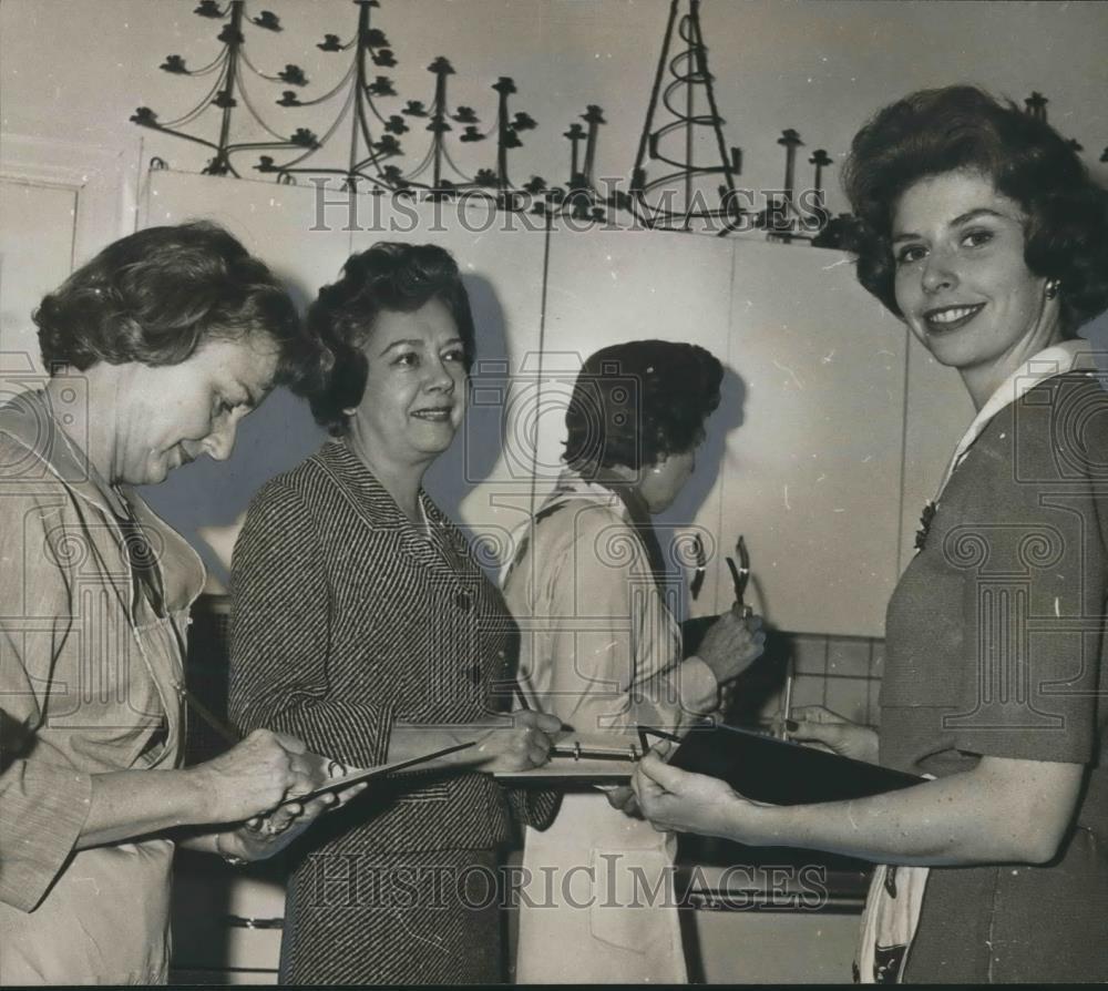 1962 Press Photo Students taking notes at Mrs. Kinard\'s cooking course, Alabama