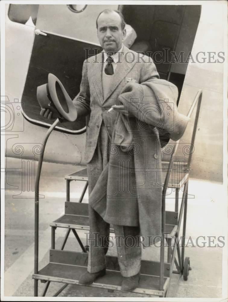 1934 Press Photo Actor Douglas Fairbanks Arrives in Los Angeles by Plane