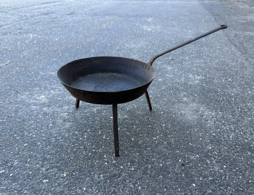 Early 19thc Whitfield Number 3 hearth spider skillet with three legs rat tail