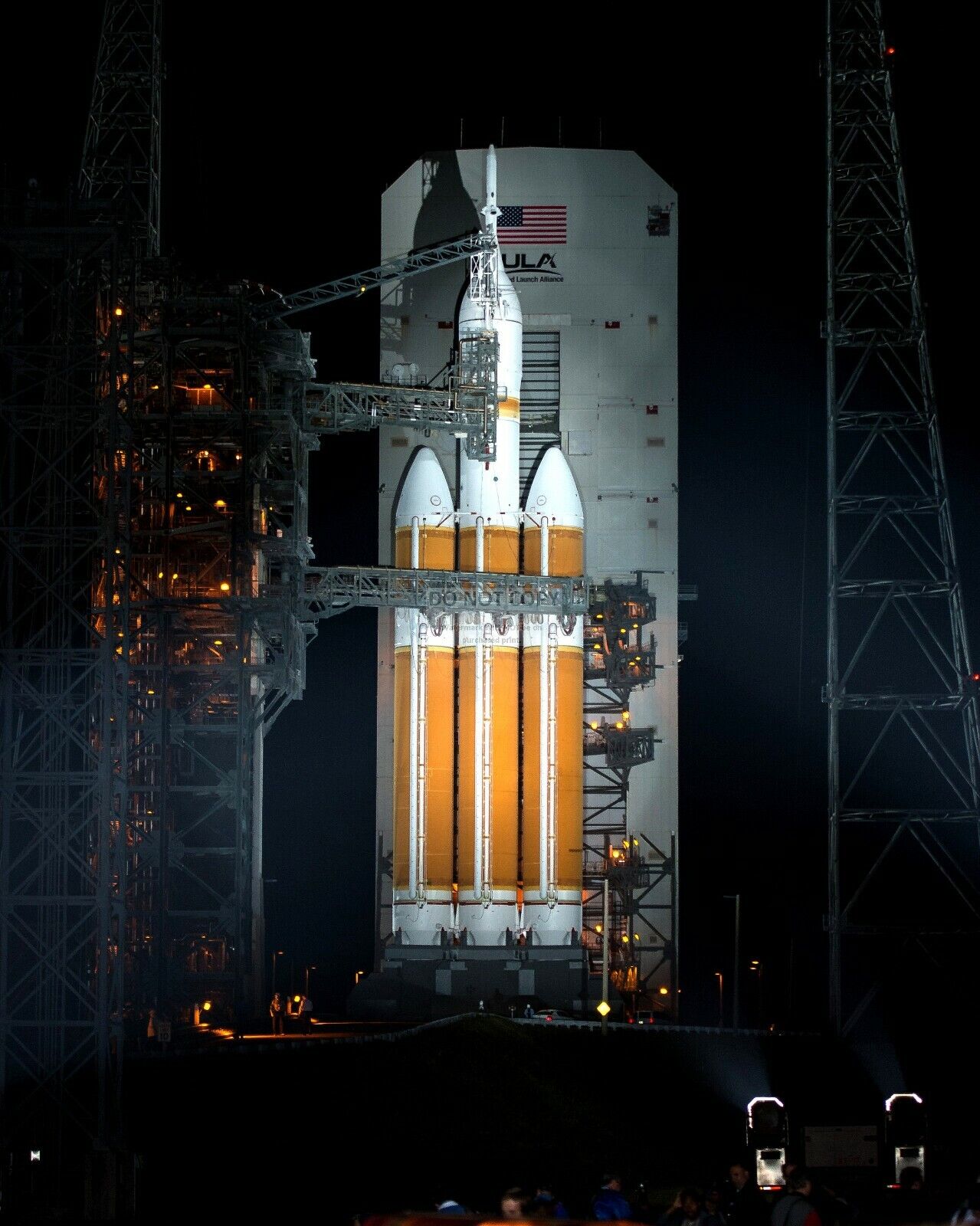 DELTA IV ROCKET WITH ORION SPACECRAFT MOUNTED ATOP - 8X10 NASA PHOTO (BB-156)