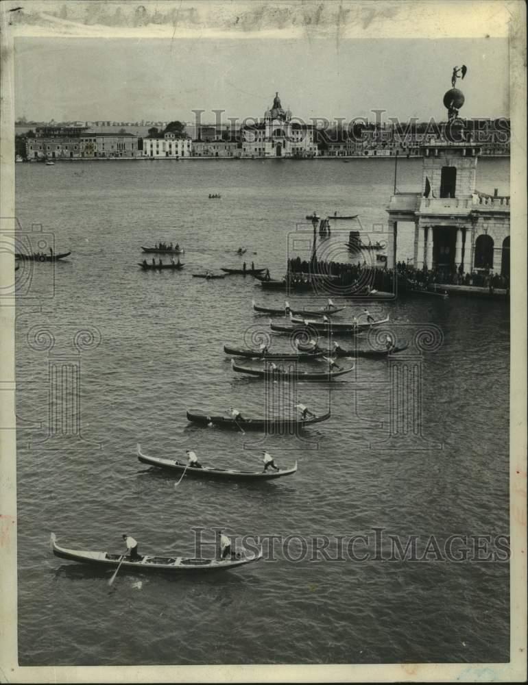 1955 Press Photo Gondoliers prepare to race on the Grand Canal, Venice, Italy
