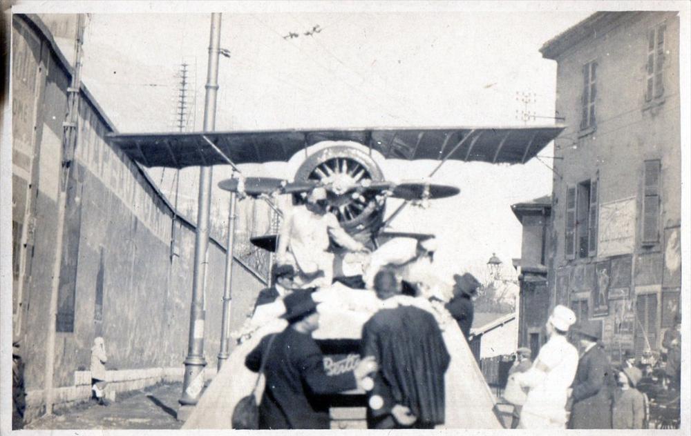 CPA 38 GRENOBLE CARNIVAL PHOTO CARD WITH AN AIRPLANE