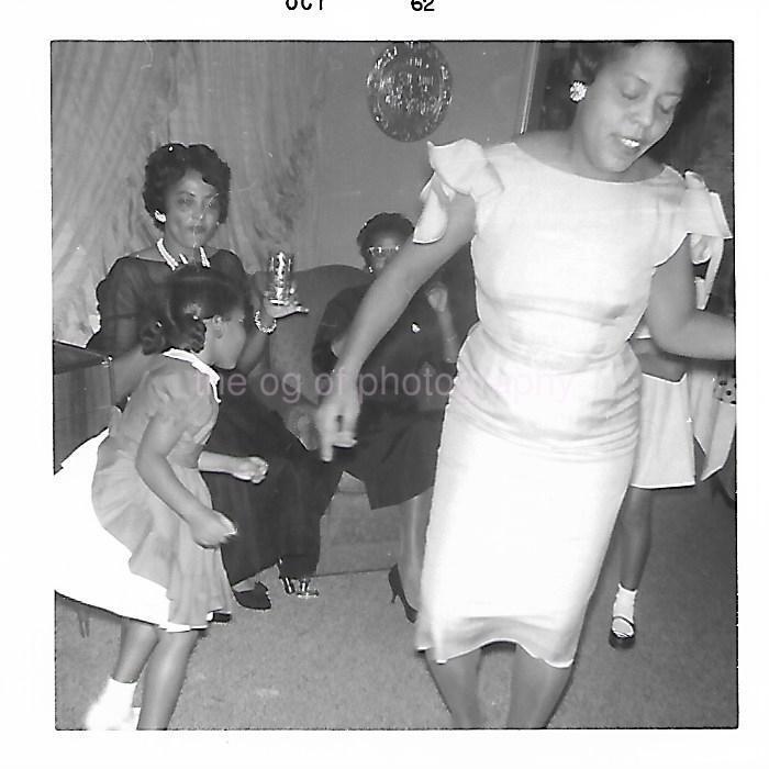 1960\'s PARTY SCENE Vintage FOUND FAMILY PHOTO Original  BLACK+WHITE 211 61 K