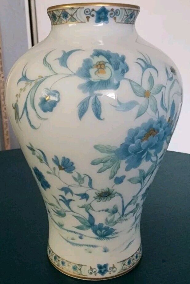 HAVILAND - NANKIN Model Limoges Beautiful Porcelain Vase 