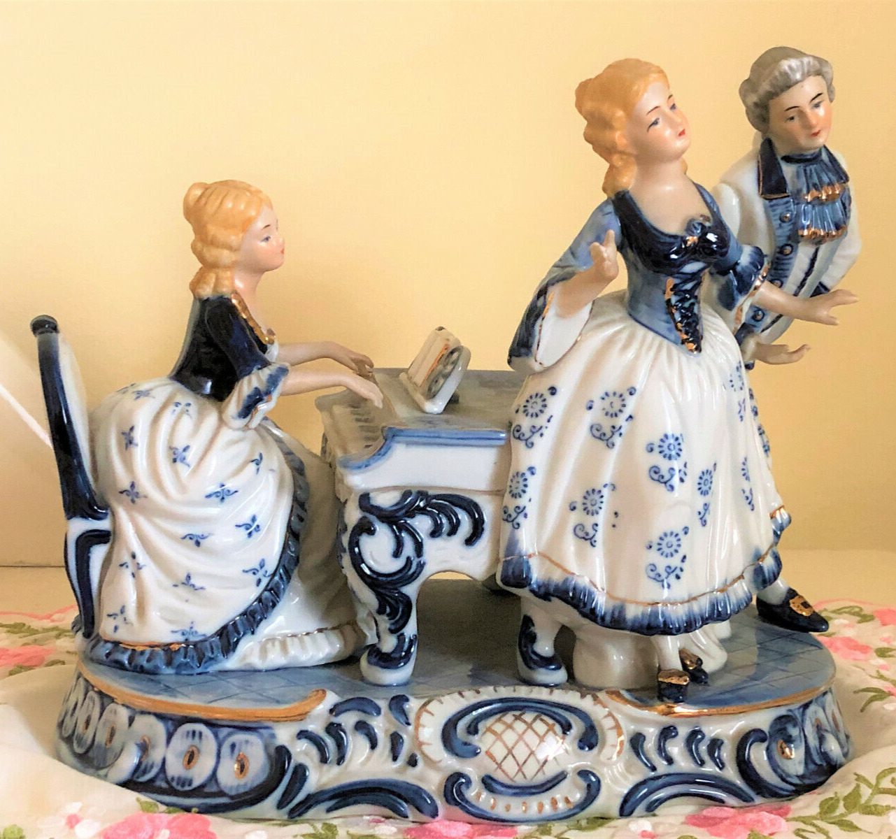 Gorgeous Tabletop Porcelain Dancing Couple Decor