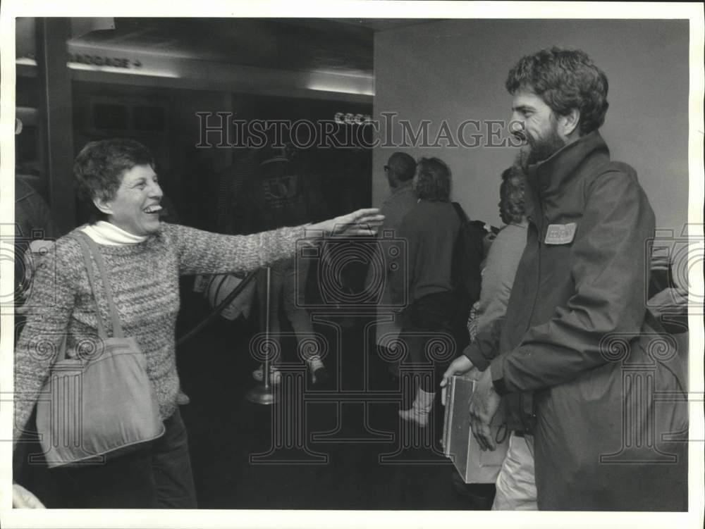 1986 Press Photo Tim Young with Mother at Hancock International Airport