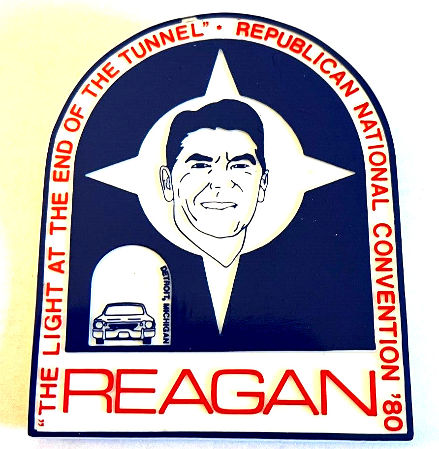 Vintage Pin Badge \'80 Ronald Reagan RNC Politics President Plastic Pin 