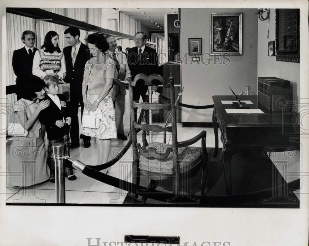 1973 Press Photo Texas Governor Dolph Briscoe and LBJ family tour building.