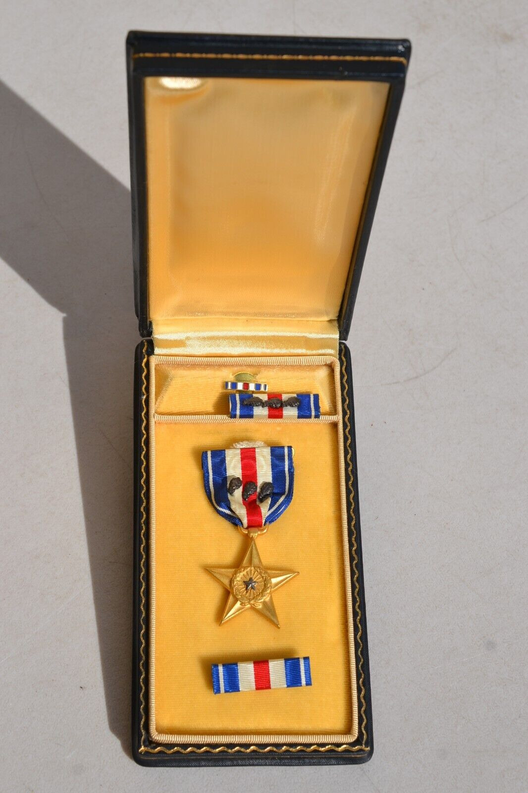 US ARMY WW 2 SILVER STAR, NUMBERED 85133 WITH ISSUE CASE - PIN & RIBBONS