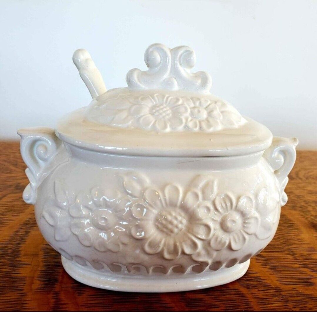 Vintage Japan White Ceramic Daisy Soup Tureen Gravy Bowl Boat With Lid & Ladle 