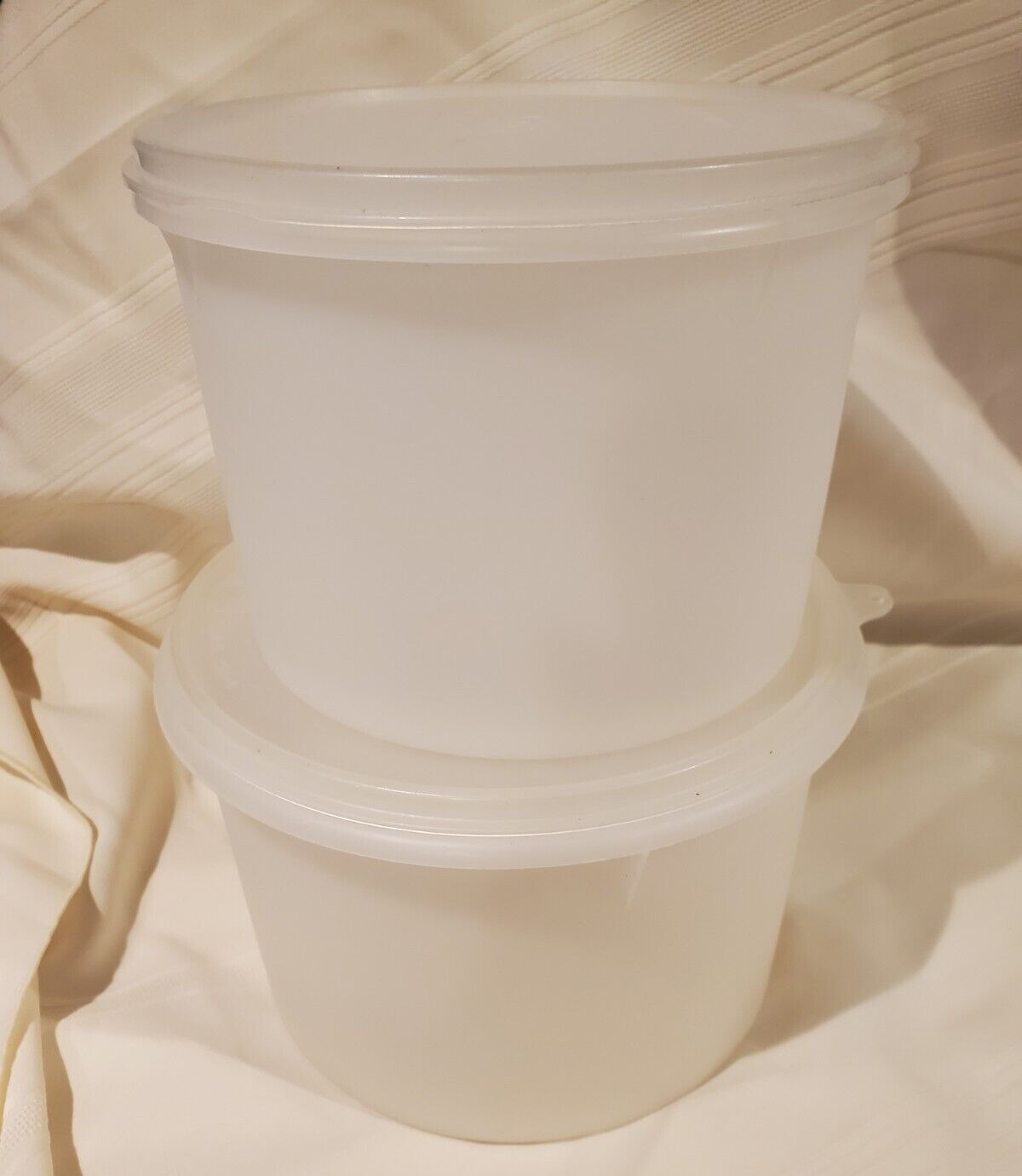Vintage Tupperware Round Storage Containers Med #266  Sm #265   Set of 2 W Lids