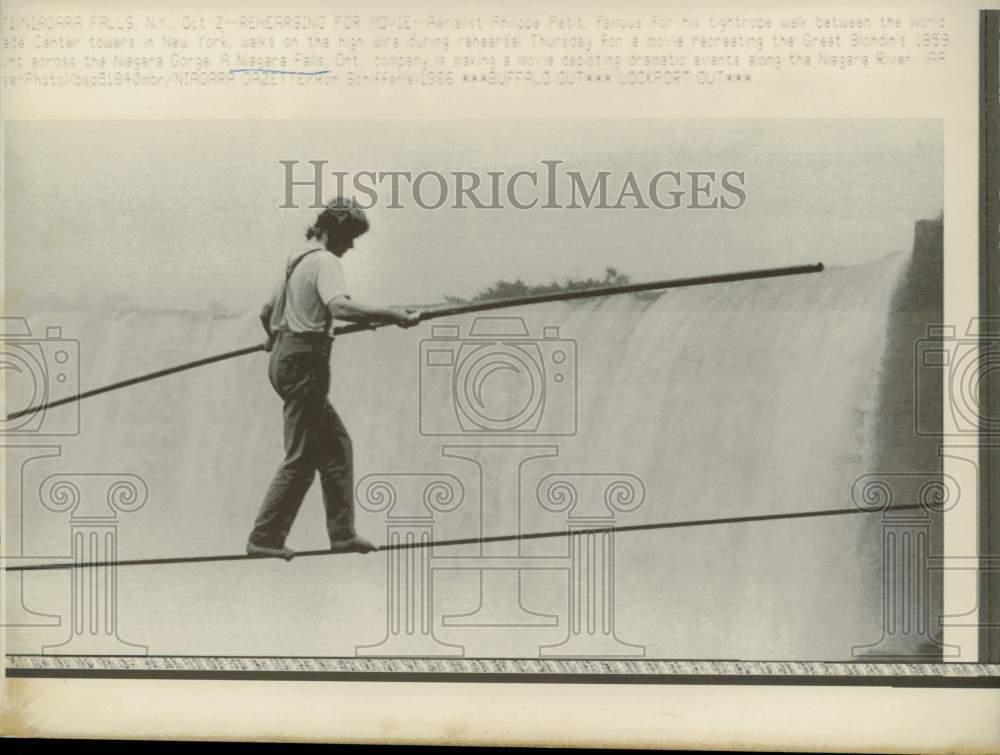 1981 Press Photo High-wire artist Philippe Petit crossing Niagara Falls