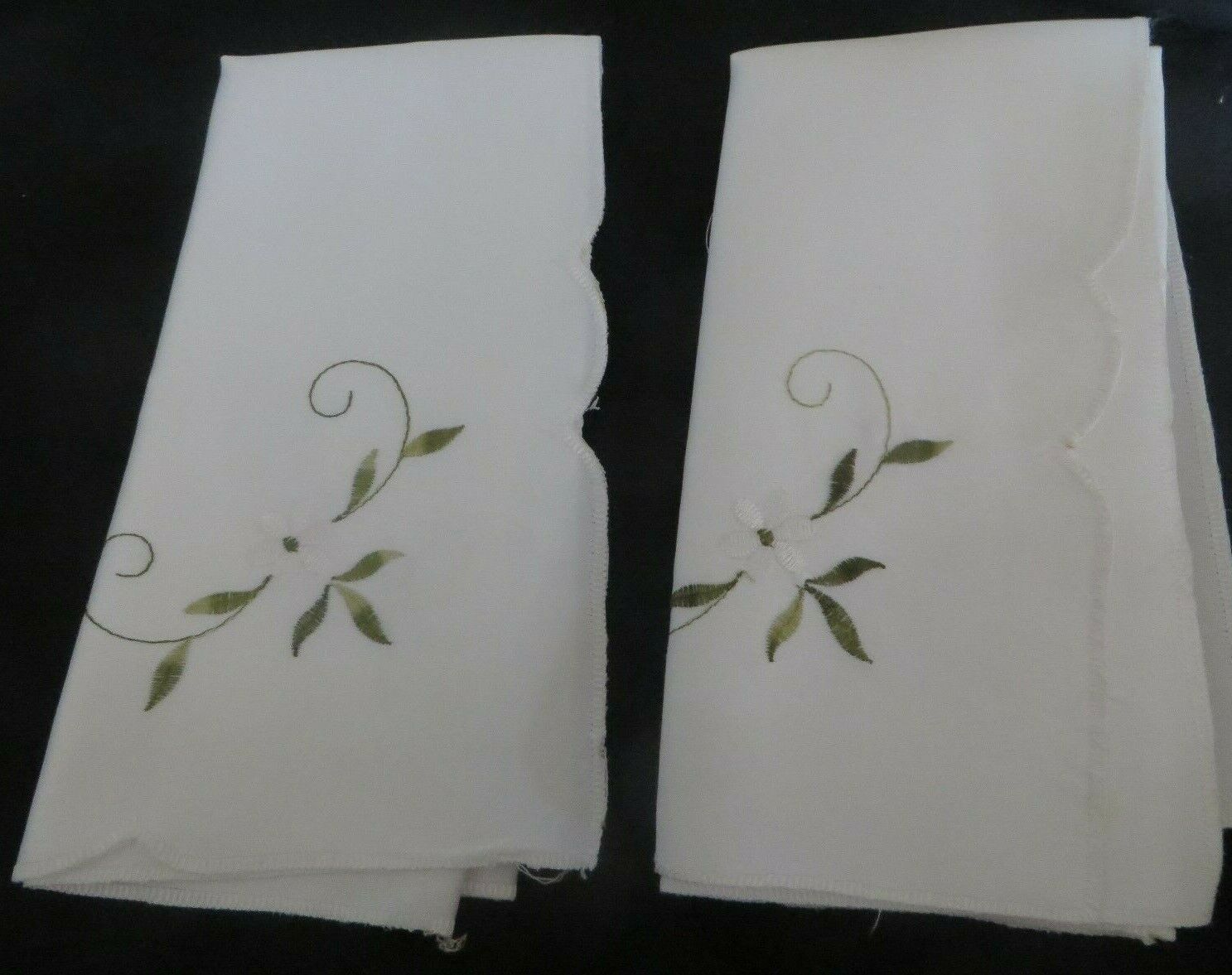 EUC White Scalloped Cloth Napkins Embroidered with White Daisy and Sage Leaves