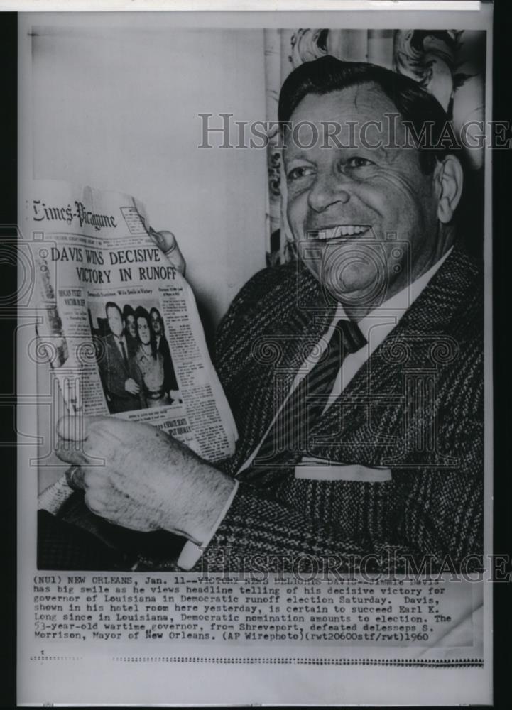 1960 Wire Photo Jimmie Davis has a big smile as he views headline of Victory.