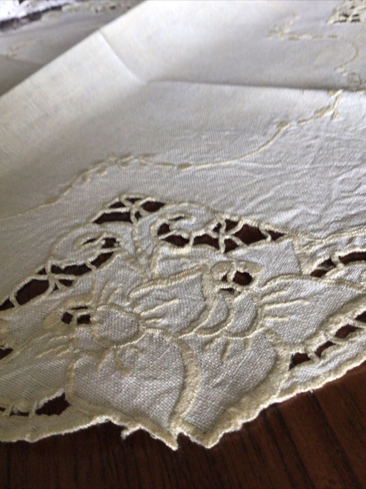 Gorgeous Vintage TABLE DOILY  22” Round Cream Embroidery Cutwork Excellent